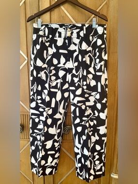 Chico's Black & White Abstract Wide-Leg Crop Pants. Size 1 (Size 8)